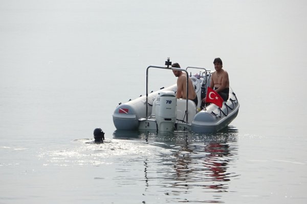 30 gönüllü deniz altını karış karış aradı
