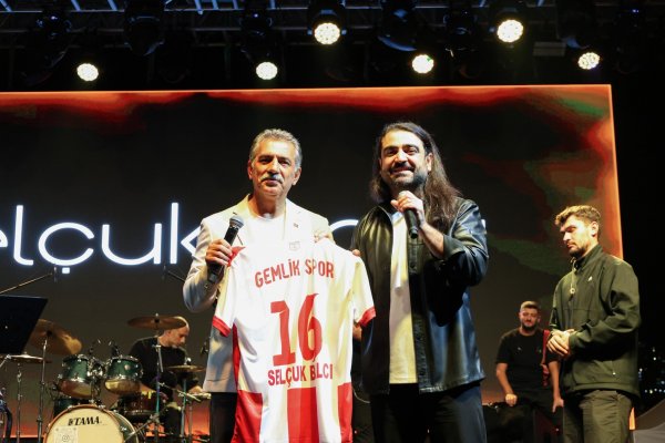 32. Uluslararası Gemlik Zeytini Festivali Selçuk Balcı Konseriyle Sona Erdi