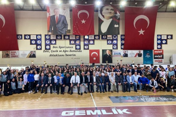 39 Kupa ve 306 Madalya sahiplerini Buldu