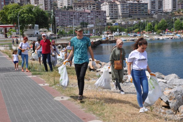 AHBAP üyeleri Gemlik sahilini temizledi