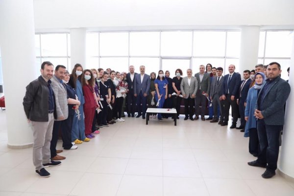 AKP’liler sağlıkçıların bayramını kutladı