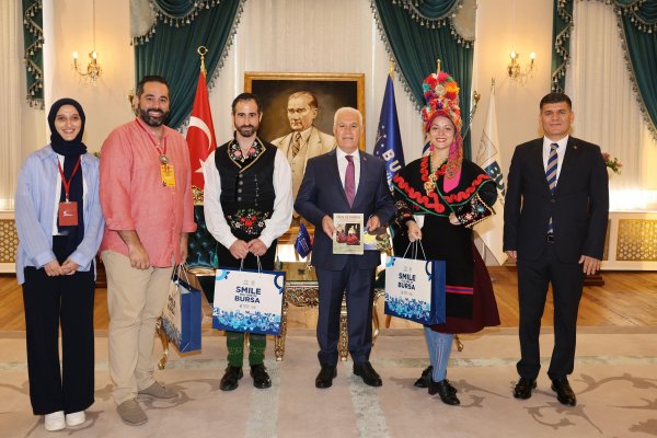 Altın Karagöz dans ekiplerinden Başkan Bozbey’e ziyaret
