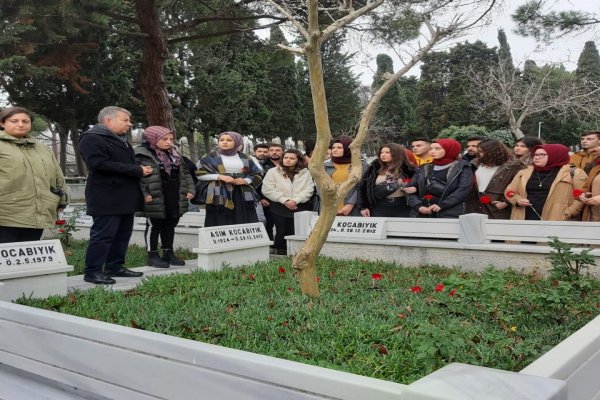 Asım Kocabıyık’ı öğrenciler mezarı başında andı