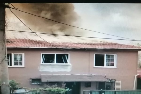 ATA MAHALLESİ ESKİ MUHTARININ EVİNİN ÇATISI YANDI