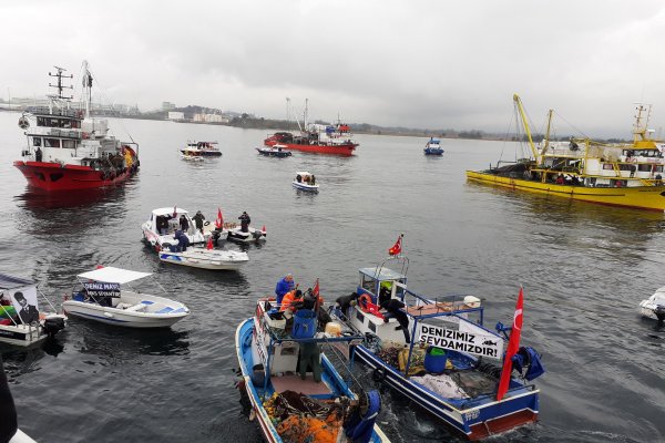 Balıkçılar tekneleriyle MKS’yi protesto ettiler