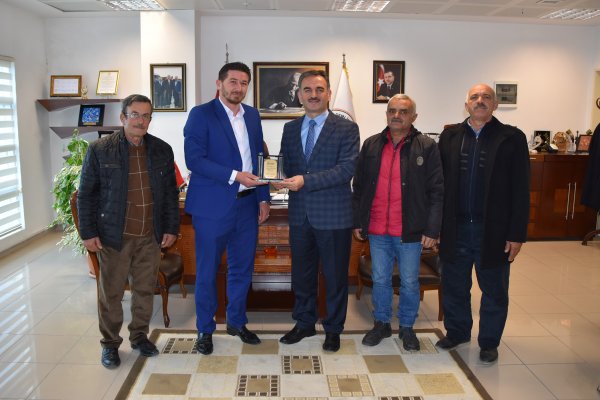 BALIKÇILARDAN BAŞKAN YILMAZ’A TEŞEKKÜR PLAKETİ