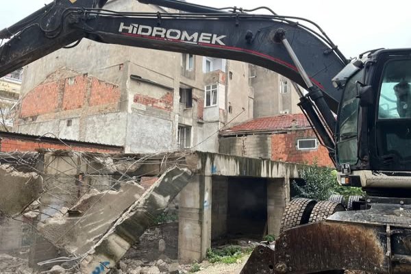 Balıkpazarı'nda metruk bina temizliği