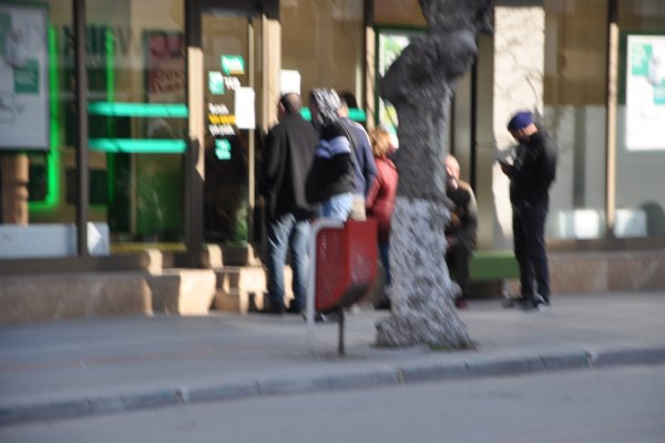 Bankalara müşterileri tek tek aldılar