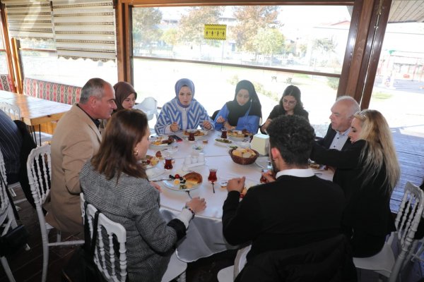 BAŞKAN SERTASLAN ÜNİVERSİTE ÖĞRENCİLERİYLE BİR ARAYA GELDİ