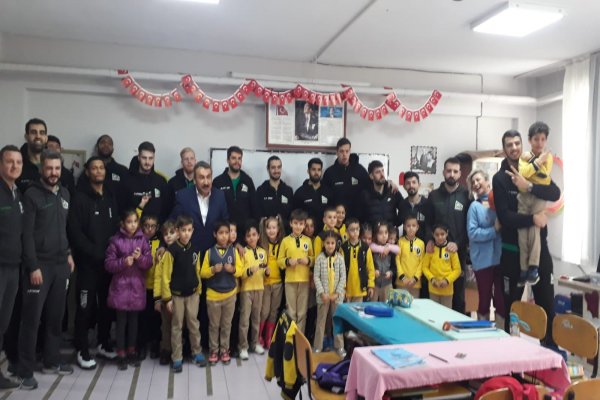 Basketçilerden öğrencilere ziyaret