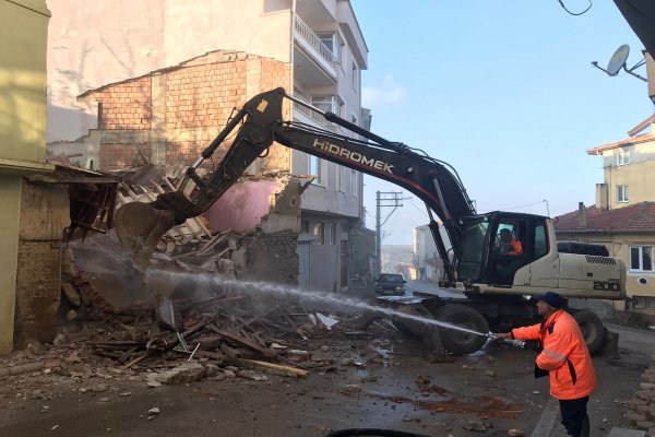 Belediye metruk bina temizliğine devam ediyor