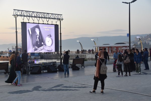 Belediyeden dev ekranda Atatürk gösterisi