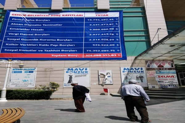 Belediyenin borçları AVM’ye asıldı