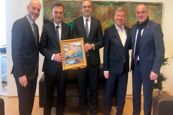 Borusan Holding CEO’suna ipek tablo armağan edildi