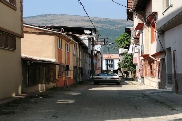 Bu yoldan iki araç geçmez
