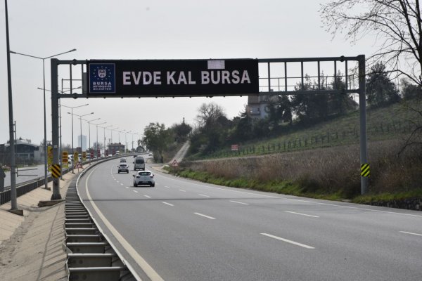 Bursa da trafik ışıkları Evde Kal sloganıyla donatıldı