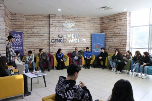 Bursa Gençlik ve Spor İl Müdürü Rahmi AKSOY Gemlik Gençlik Merkezi'nde gençlerle bir araya geldi.
