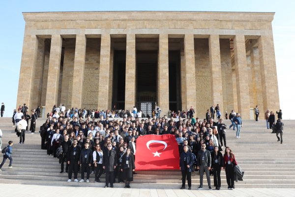 BURSALI GENÇLER, ATA’NIN HUZURUNA ÇIKTI