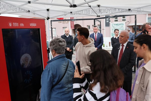 BURSALILAR, ATATÜRK İLE AYNI KAREDE