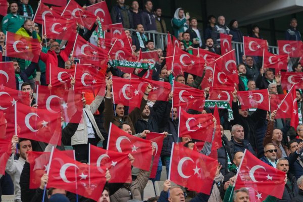 BURSASPOR TRİBÜNLERİ TÜRK BAYRAKLARIYLA DONATILDI