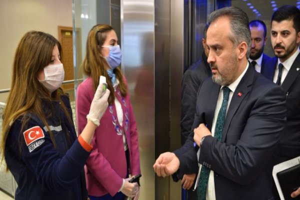 Büyükşehir meclisine ateşleri ölçülerek girdiler