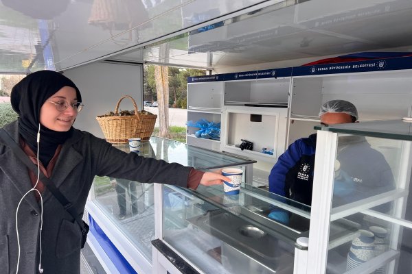 BÜYÜKŞEHİRDEN ÖĞRENCİLERE SICAK ÇORBA