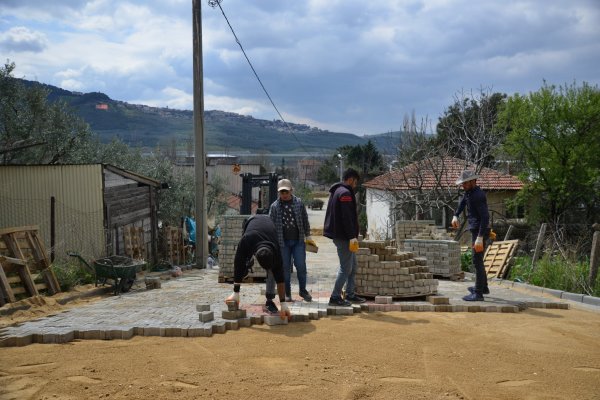 Çamurlu yollar parke ile kaplandı