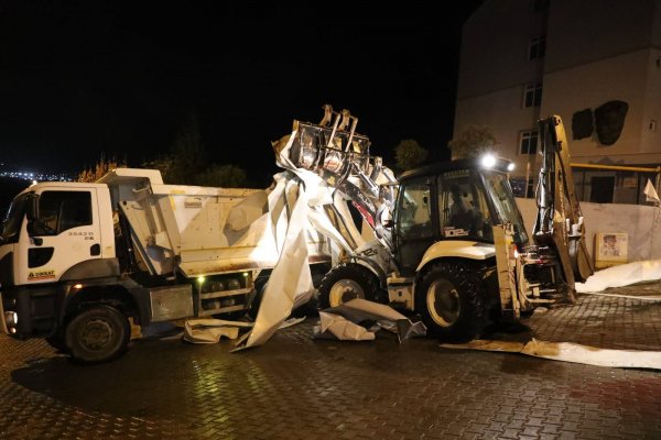 Çatısı uçan okula belediye ekiplerinden anında müdahale