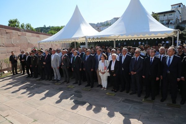 CELAL BAYAR 37. ÖLÜM YILDÖNÜMÜNDE UMURBEY DE SADE BİR DEVLET TÖRENİ ANILDI…
