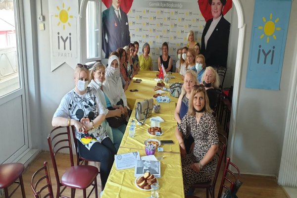 CHP KADIN KOLLARINDAN İYİ PARTİYE ZİYARET
