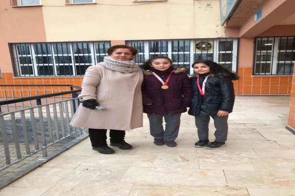 ÇINAR ORTAOKULU ÖĞRENCİLERİ OKULLAR ARASI MAÇLARDA MADALYALARI TOPLADI