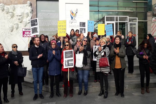 Çocuk istismarlarını protesto ettiler