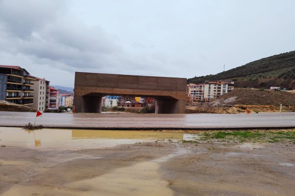 ÇUKURBAHÇE KÖPRÜLÜ GEÇİŞİ TEHLİKE SAÇIYOR