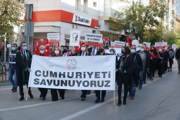 Cumhuriyeti savunuyoruz!