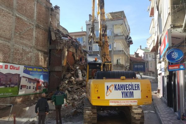 Demirsubaşı Mahallesi’ndeki eski yapılar yıkılıyor