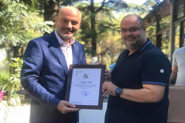 Destek verenlere teşekkür plaketi