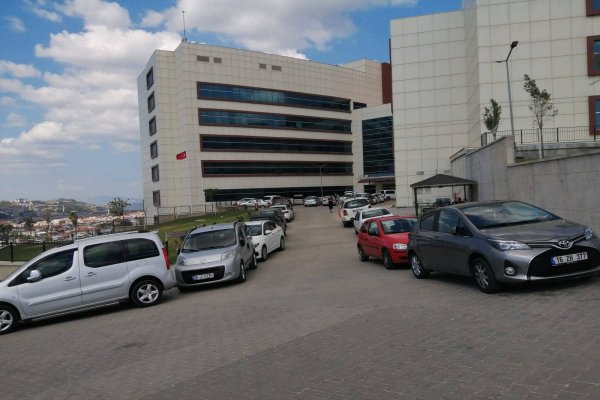 Devlet Hastanesinde otopark sorunu yaşanıyor
