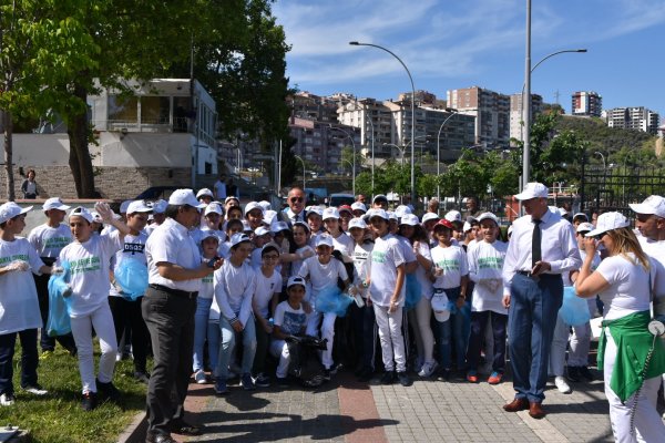 Dünya Çevre Günü’nde sahili temizlediler