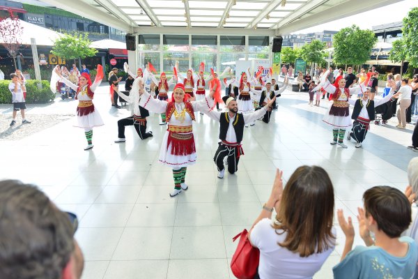 Dünya kültürleri Bursa sokaklarında