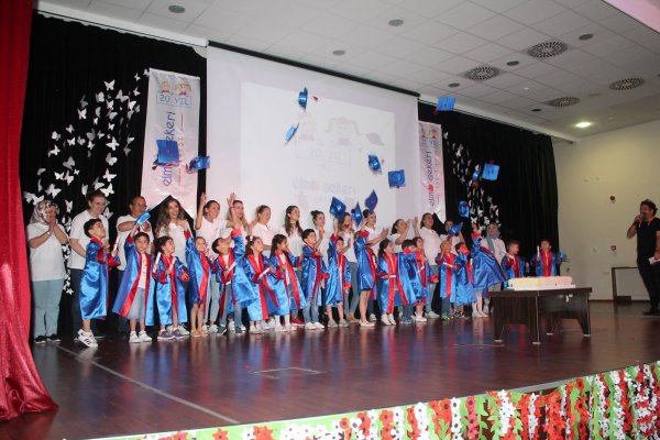 Elma Şekeri 20. yıl mezunlarını verdi
