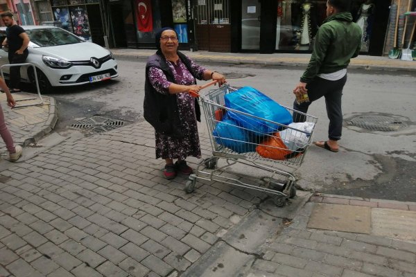 Emine Öğretmen durmak bilmiyor