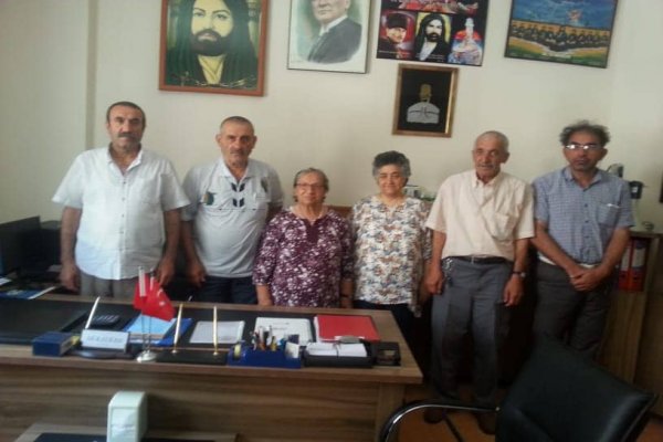 Emine öğretmenden Belediye’ye 350 bidon mavi kapak