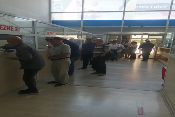 EMLAK VERGİSİ YATIRMAK İÇİN KUYRUĞA GİRDİLER