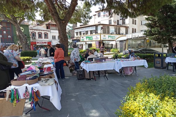 EV KADINLARI VE DERNEKLER YAPTIKLARI ÜRÜNLERE SATIŞA ÇIKARDI