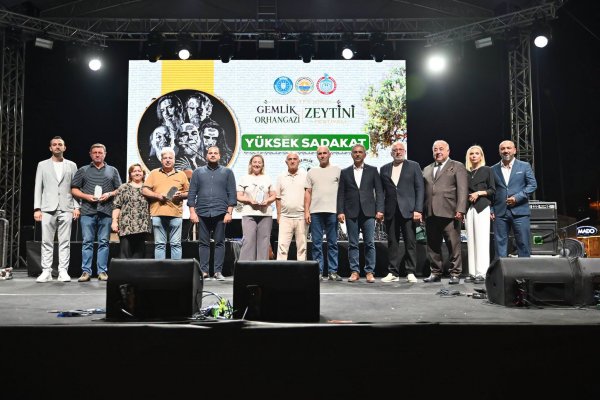 FESTİVAL FİNALİNDE EN İYİ ZEYTİN YETİŞTİRİCİSİNE ÖDÜLLERİ VERİLDİ