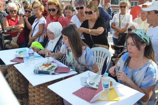 Festivalde zeytinyağlı yemekler yarıştı