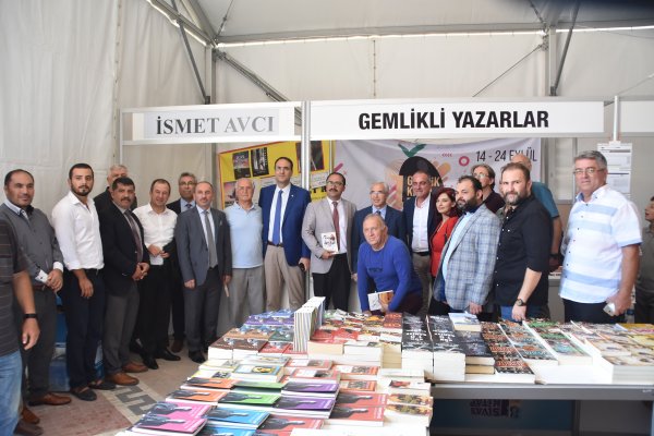 Fuarda Gemlikli yazarlar ilgi odağı oldu