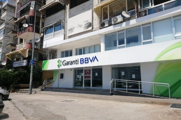 GARANTİ BANKASI DÖNÜŞÜMLÜ ÇALIŞMA MODELİNE GEÇEREK KAPILARINI MÜSTERİLERİNE KAPADI