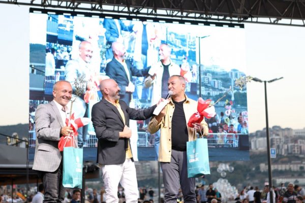 Gazeteciler Yavuz Oğhan ve Akif Beki Gemlik Zeytini Festivali’nde okurlarıyla buluştu