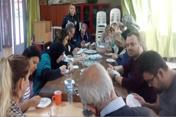 Geleneksel İznik çinisi boyama sanatını öğrendiler